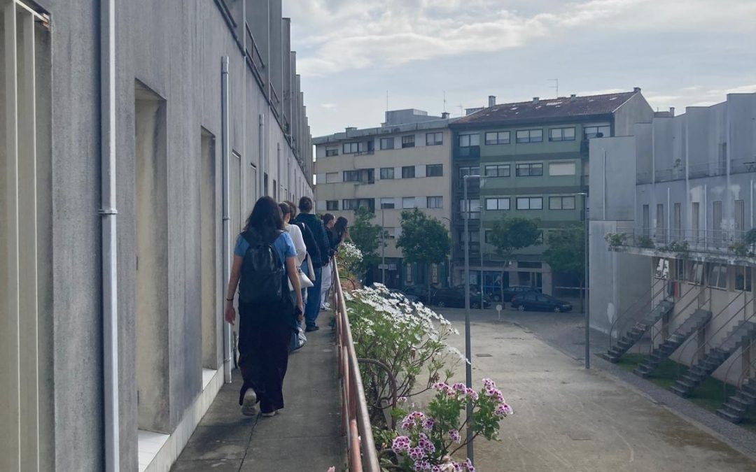 Visita às Casas Brancas e ao Bairro da Bouça aproxima alunos da arquitetura habitacional